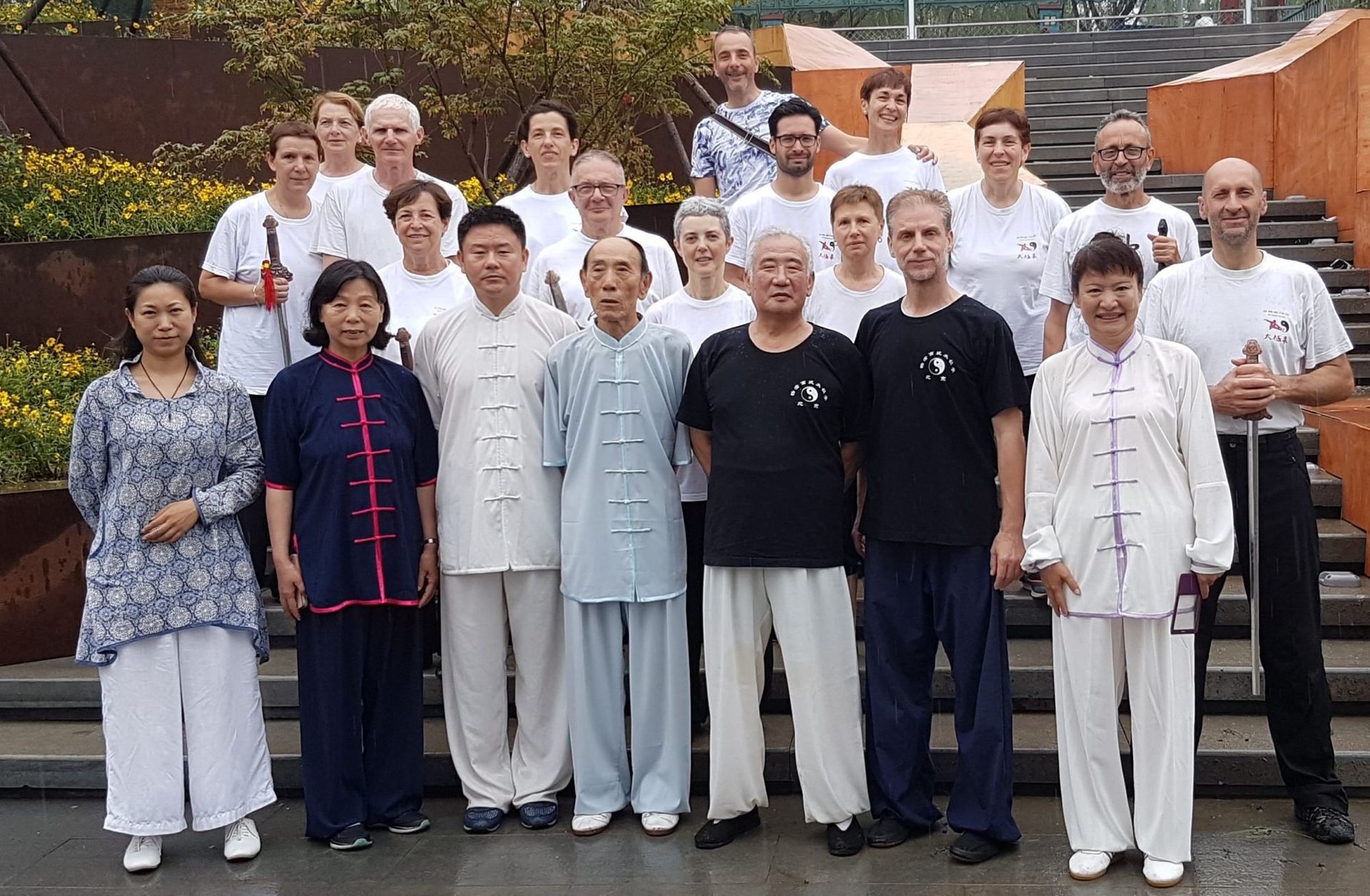 Un gruppo di persone posa per una foto davanti alle scale.