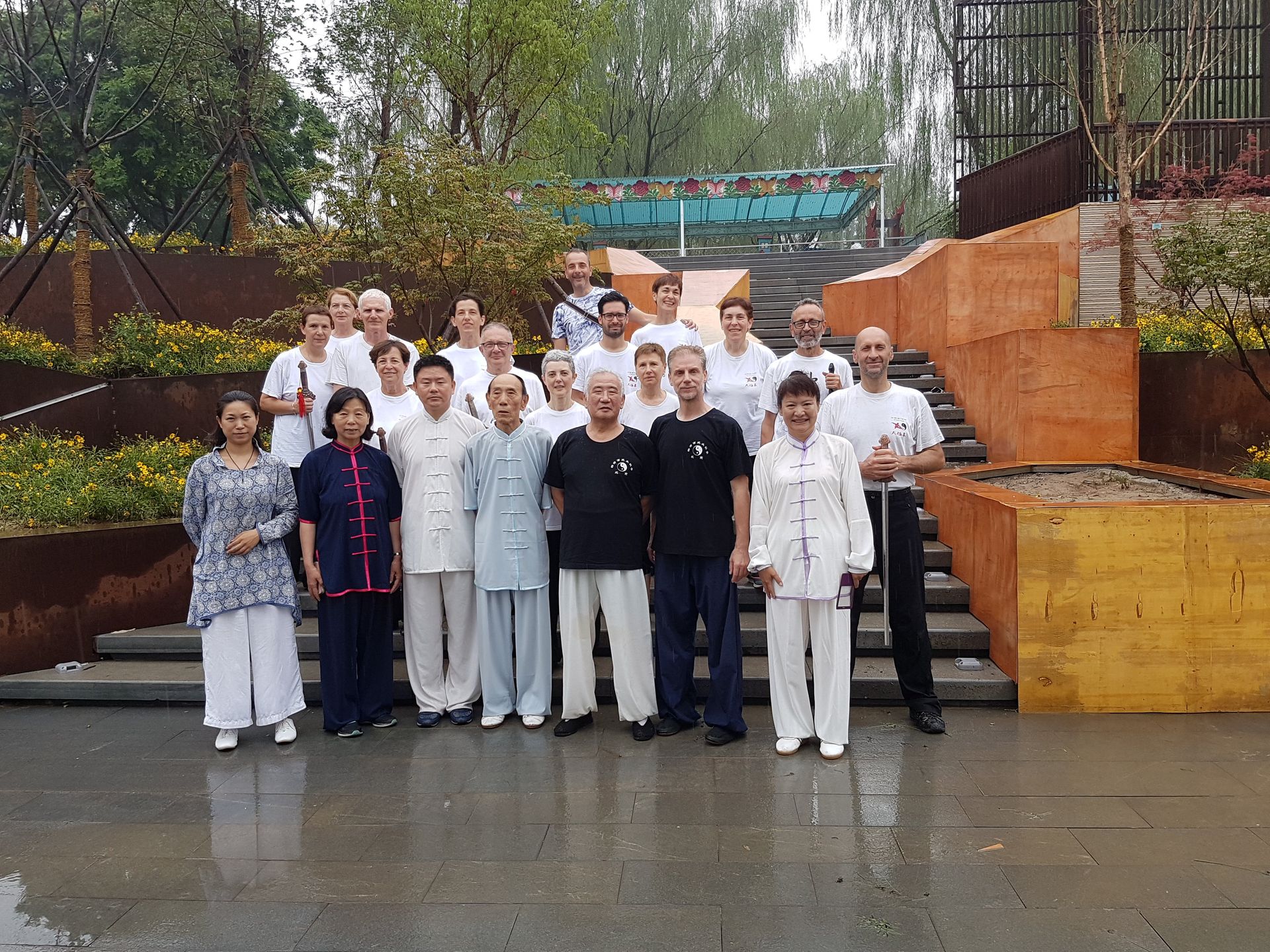 Un gruppo di persone posa per una foto sotto la pioggia