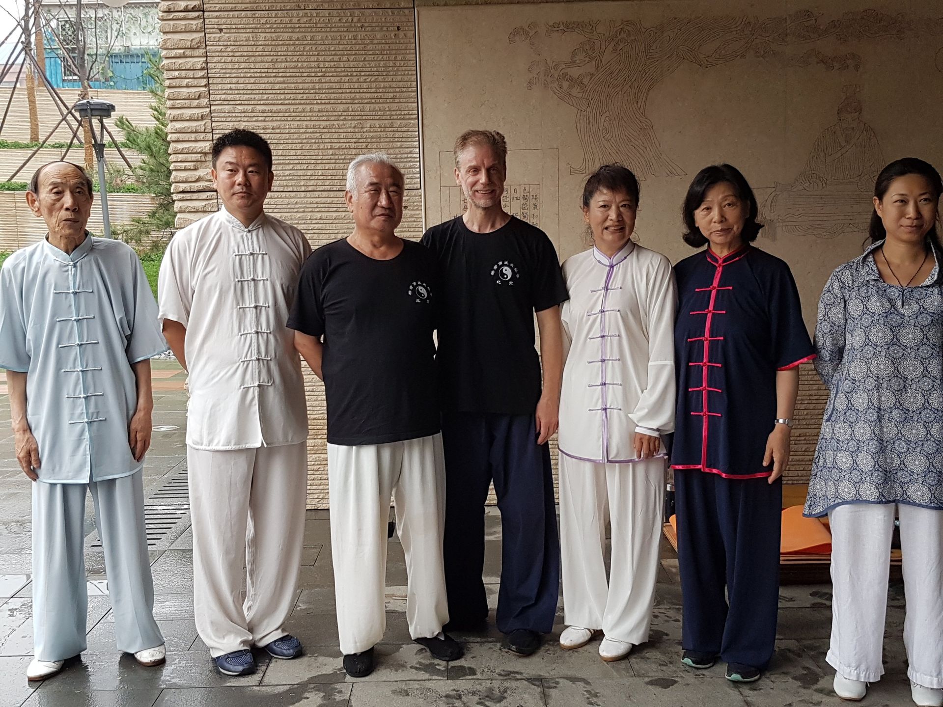 Un gruppo di persone sta posando per una foto insieme