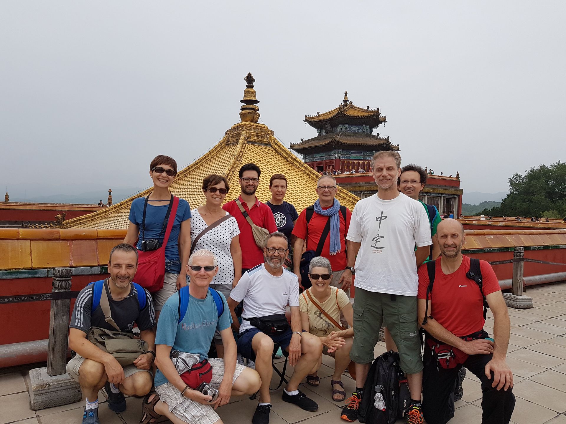 Un gruppo di persone posa per una foto davanti a un edificio.