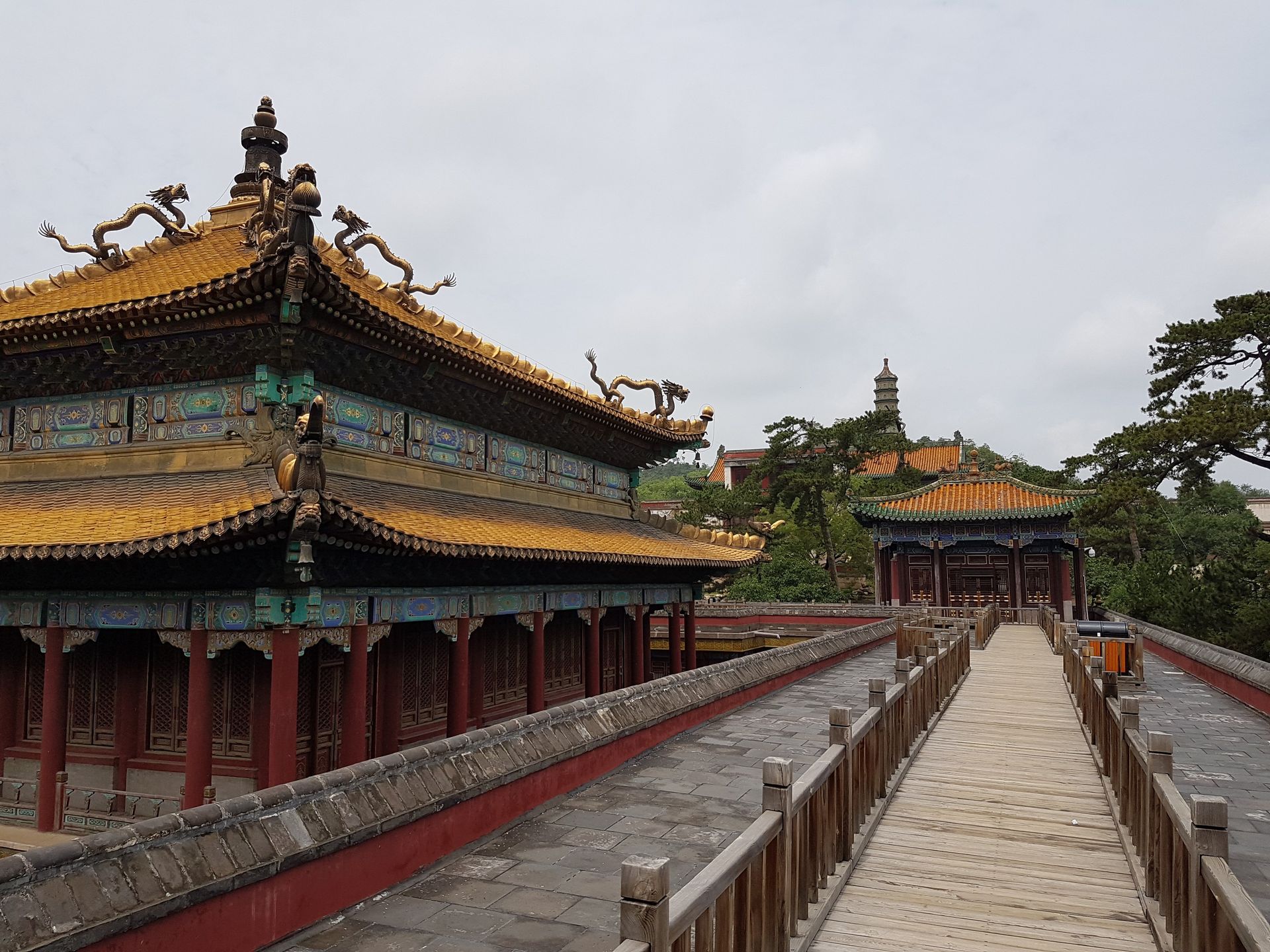 Un ponte che conduce ad un edificio con un drago sul tetto