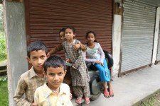 Un gruppo di bambini posa per una foto davanti a un edificio.