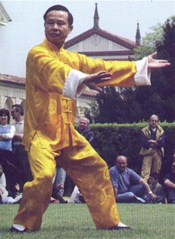 Un uomo vestito di giallo pratica le arti marziali