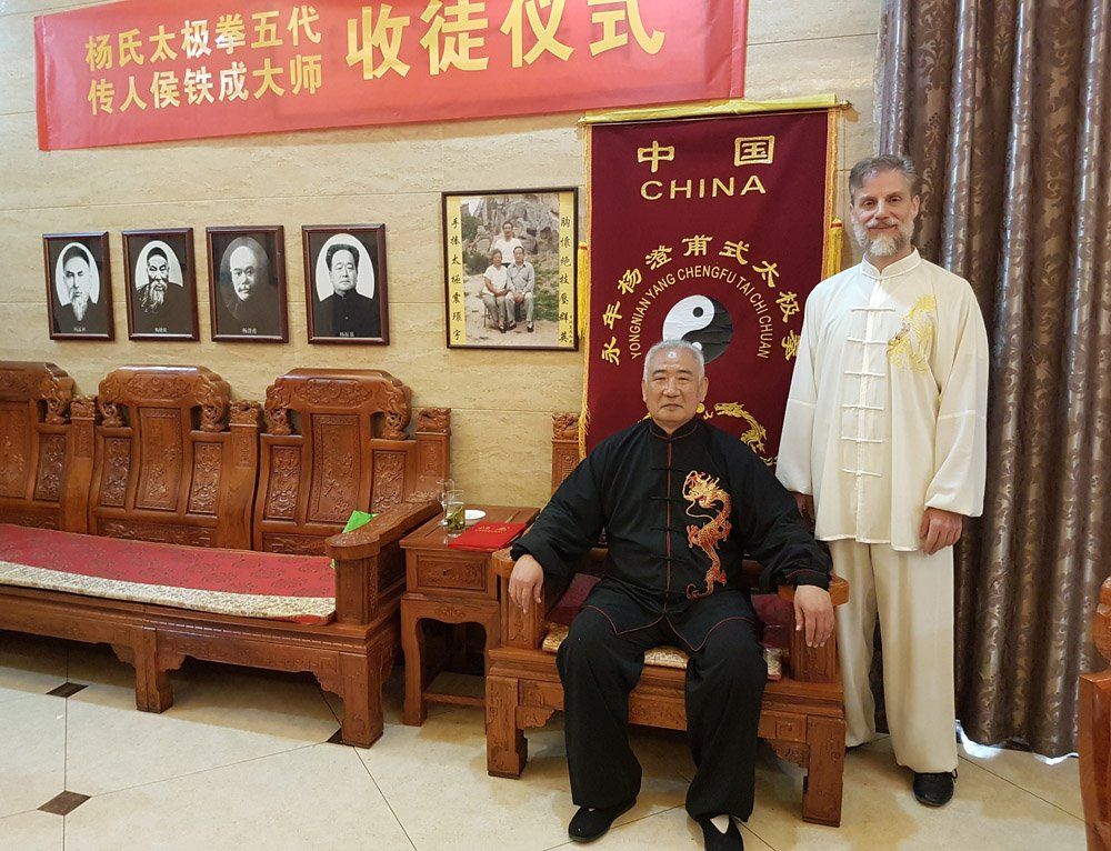 Due uomini sono in piedi davanti a uno striscione con la scritta Cina