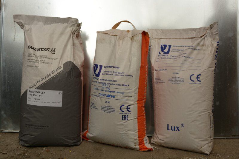 Dažādi markēšanas materiāli ceļu darbiem