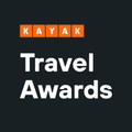 KAYAK Travel Awards -logo, jossa on valkoinen teksti mustalla taustalla ja tuotemerkin nimi oransseissa neliöissä.