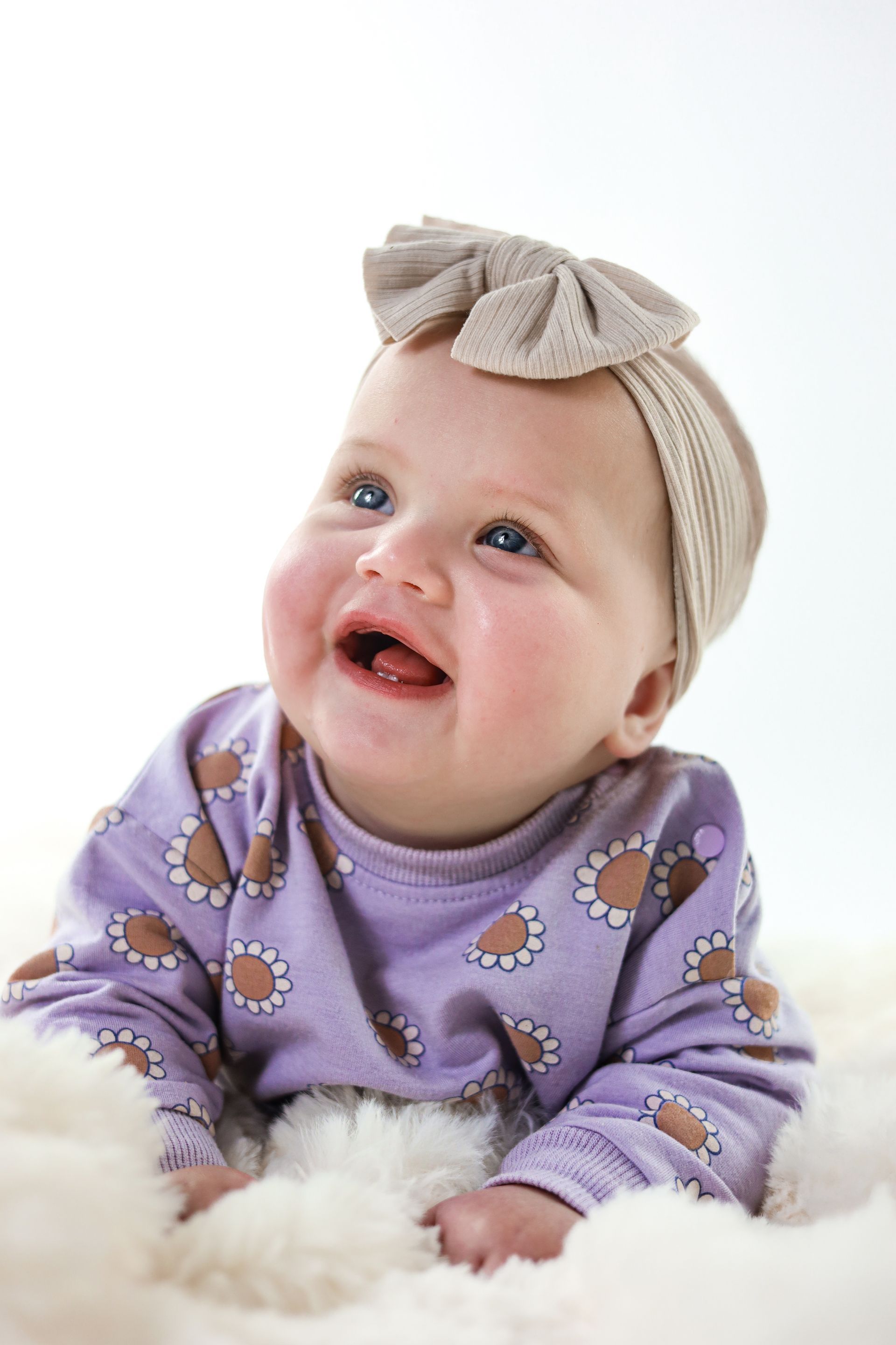 Een lachende baby. Kinderfotograaf Zuid Holland. Professioneel kinderfotograaf Zuidland. Kinderfotografie.