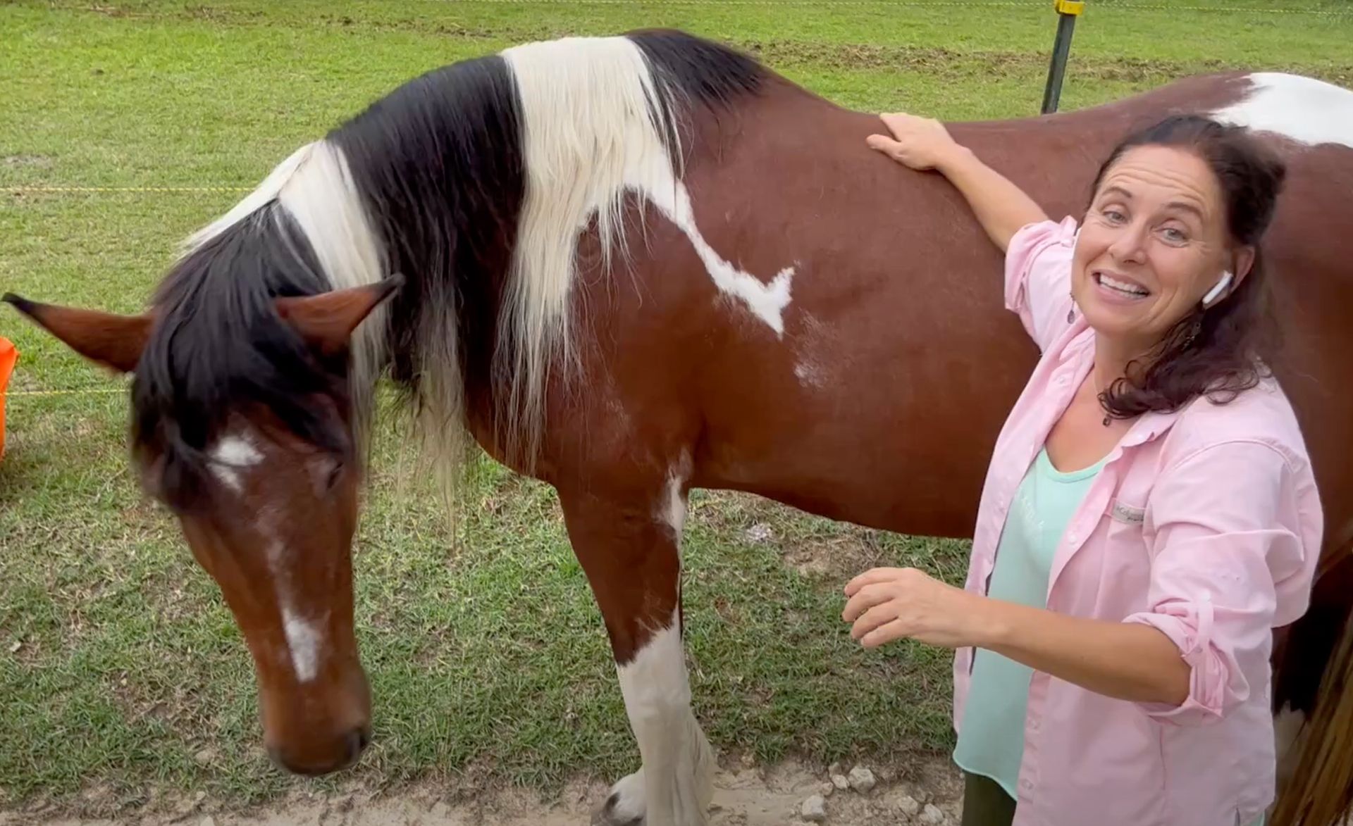 Adee holding horse's SEL #