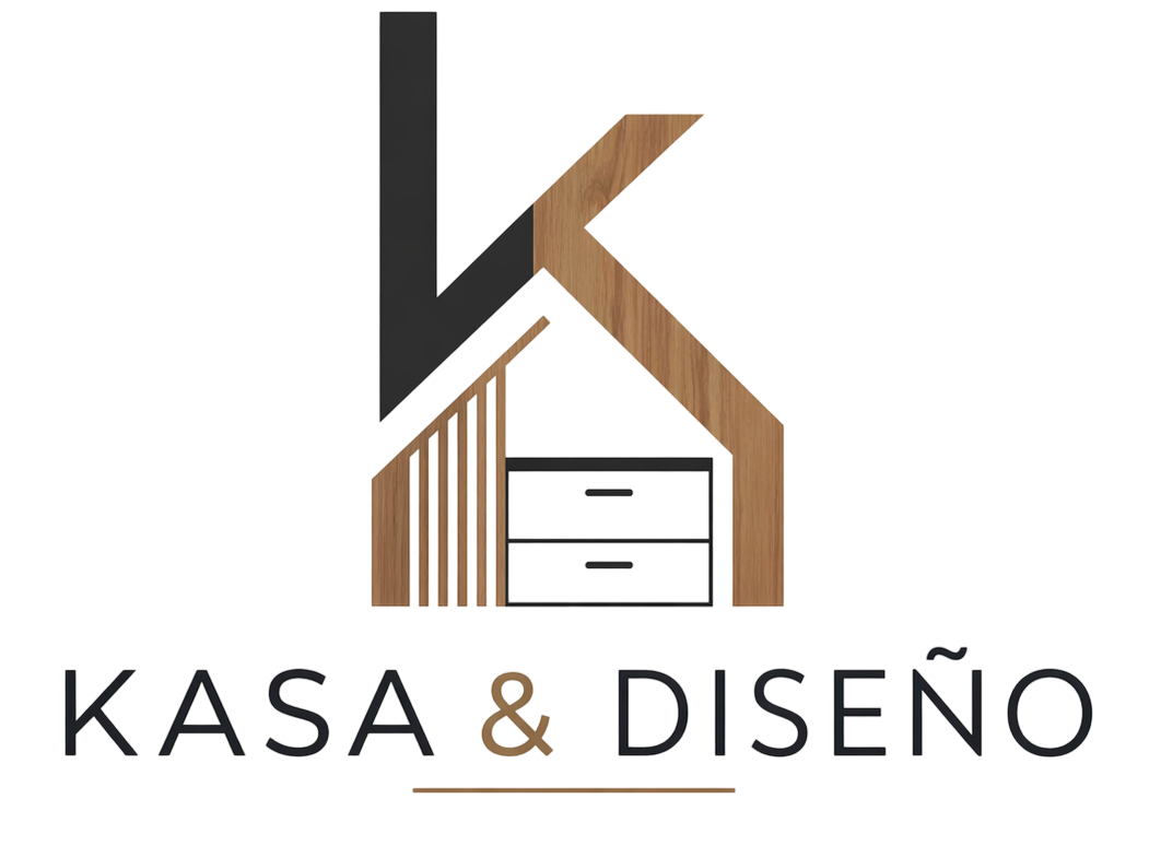 Logotipo de Kasa & Diseño con el contorno de una casa en tonos negros y de madera sobre el nombre de la marca.