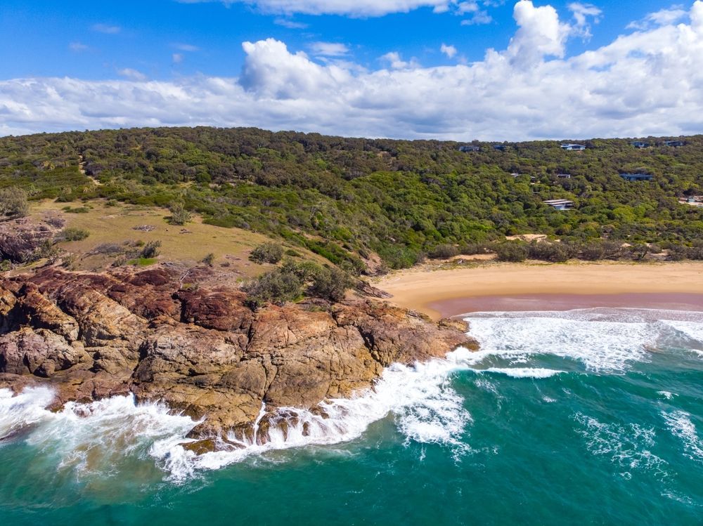 Ocean Waves Crashing Against a Rocky Coastline — Nuflow Wide Bay in 1770, QLD