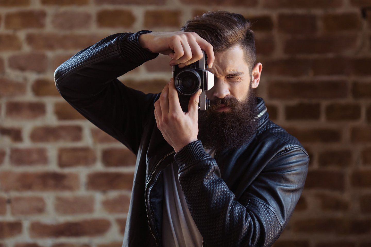 Un ragazzo mentre scatta una fotografia