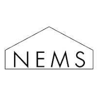 Schwarzes, umrandetes, hausförmiges Logo mit dem Wort „NEMS“ im Inneren.