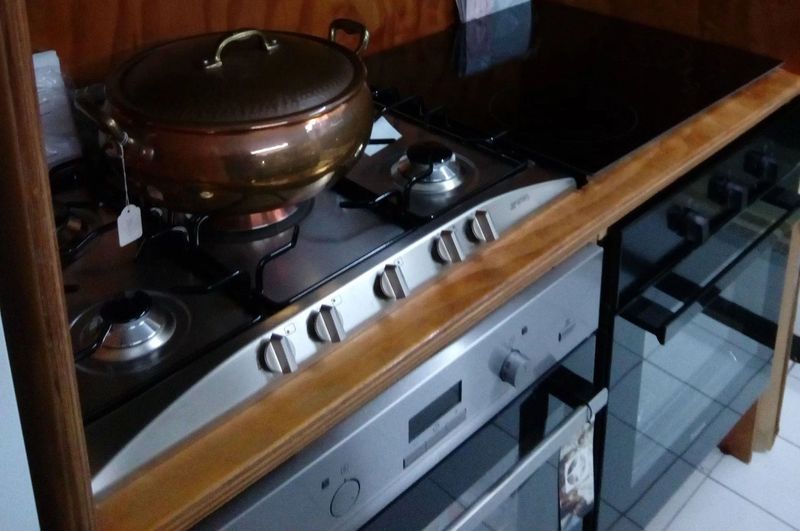 Una pentola di rame è appoggiata sul fornello di una cucina