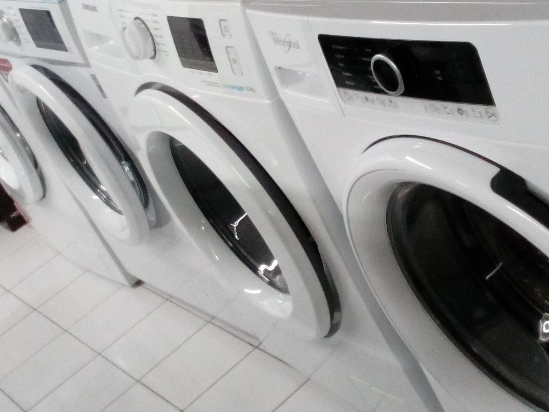 Una fila di lavatrici Whirlpool in una lavanderia a gettoni