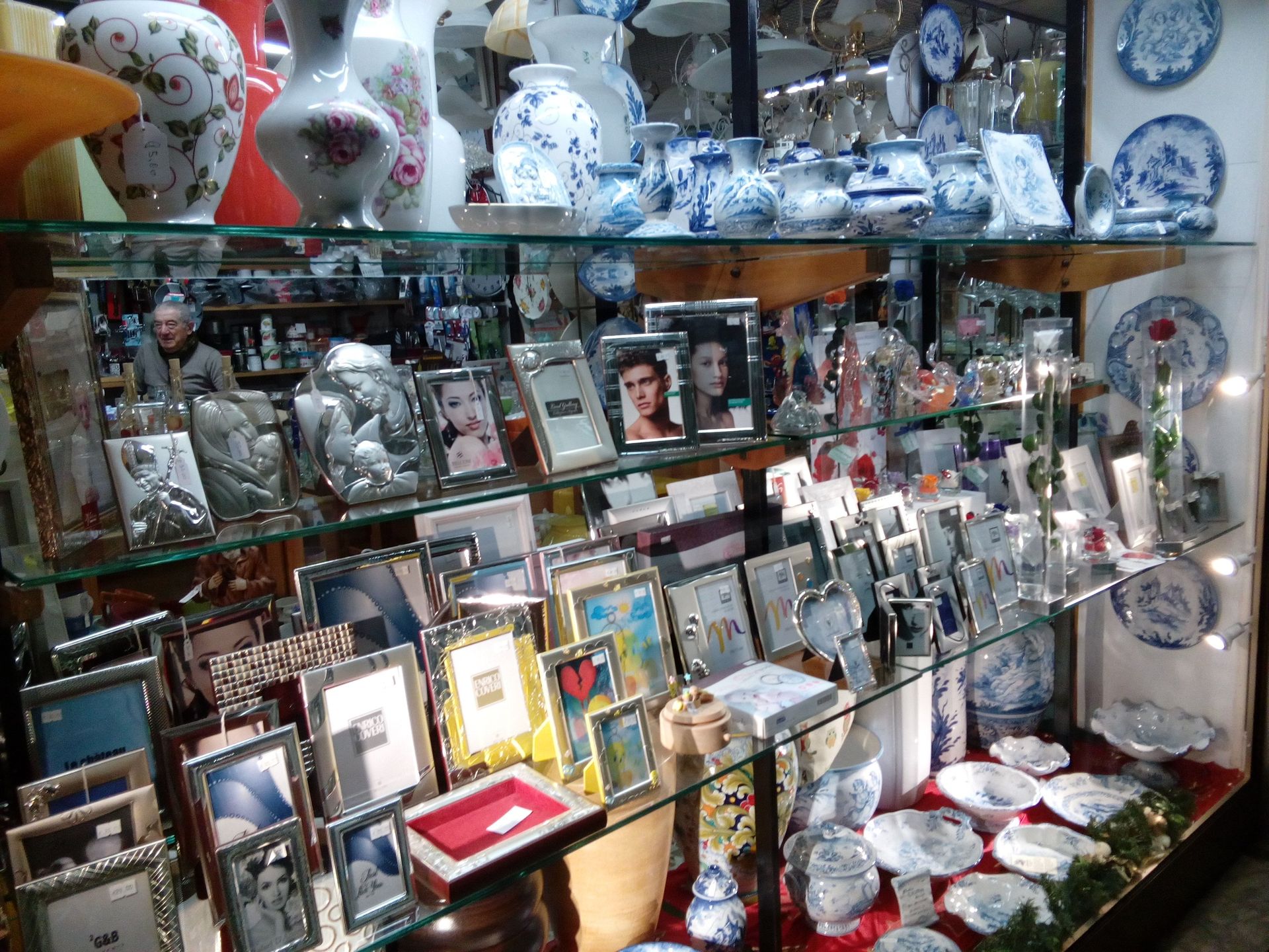 Una vetrina piena di quadri e vasi