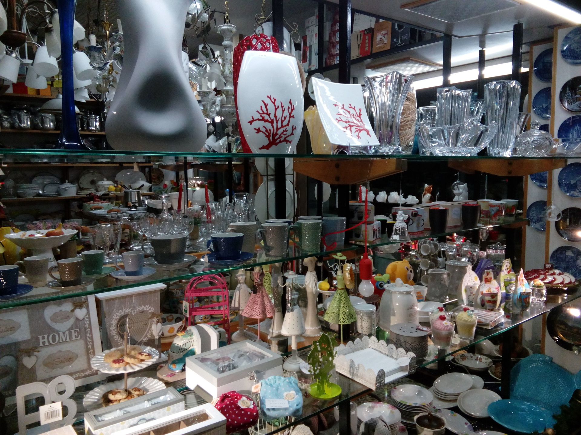 Un negozio pieno di ceramiche e oggetti in vetro