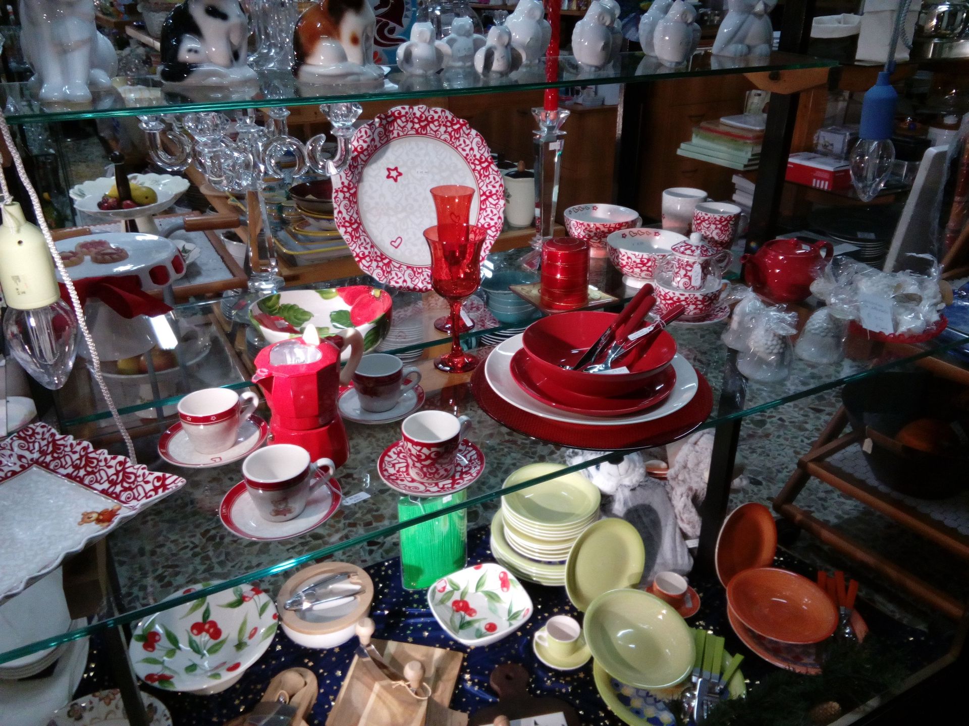 Una vetrina di vetro piena di piatti rossi e bianchi