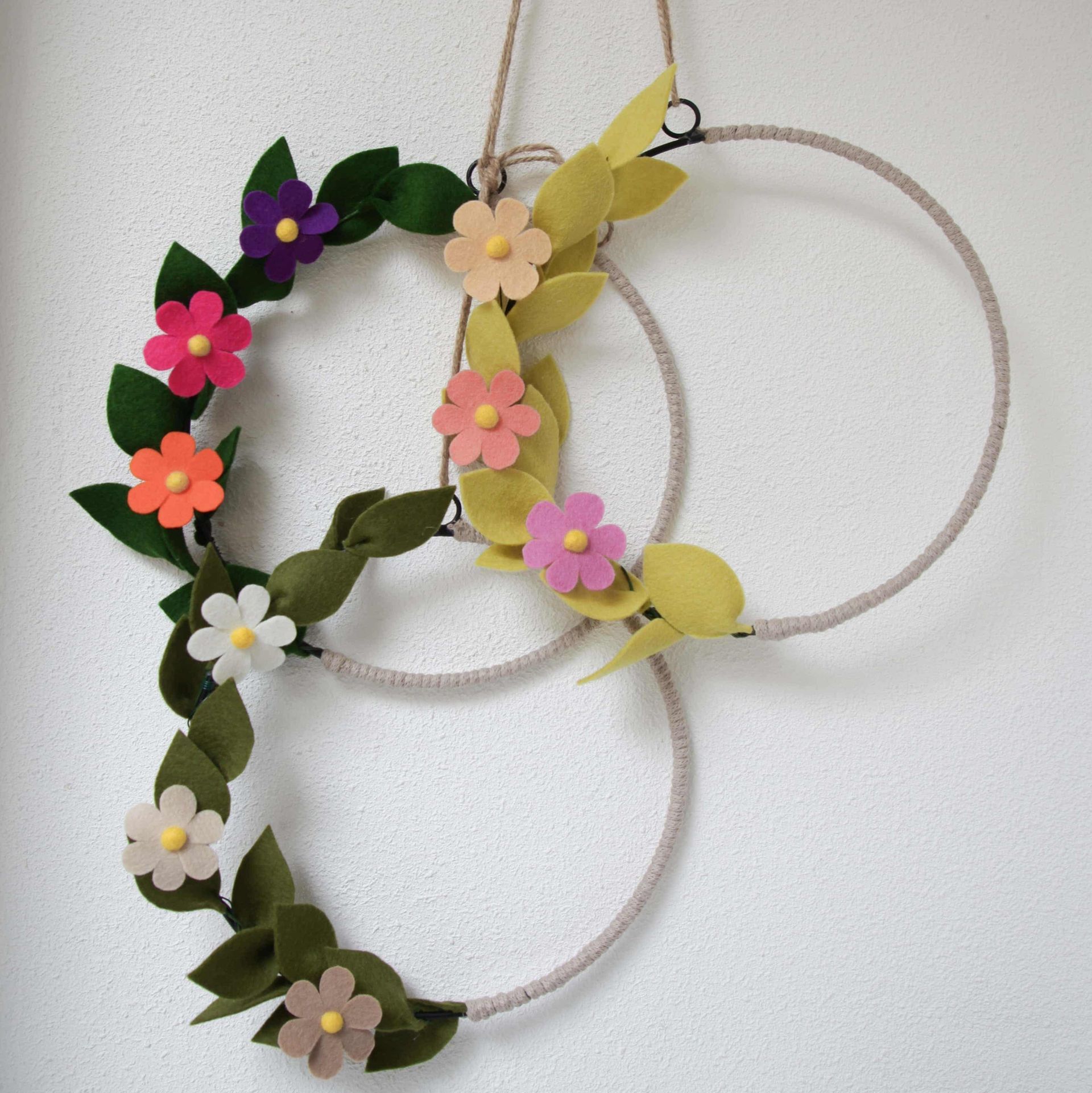 Een DIY box met viltbloemen en een DIY zakje met bloemen erop