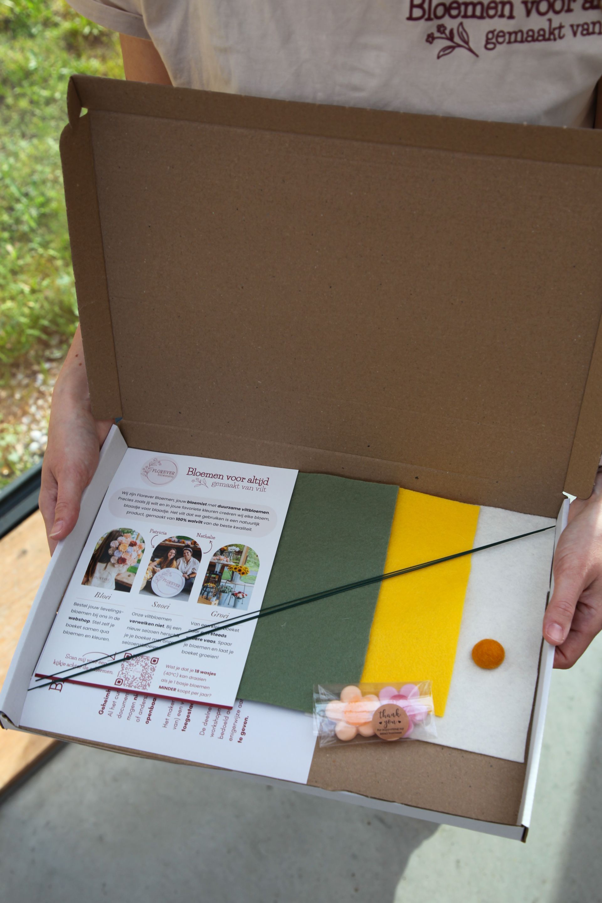 iemand houdt een do it yourself box lente vast