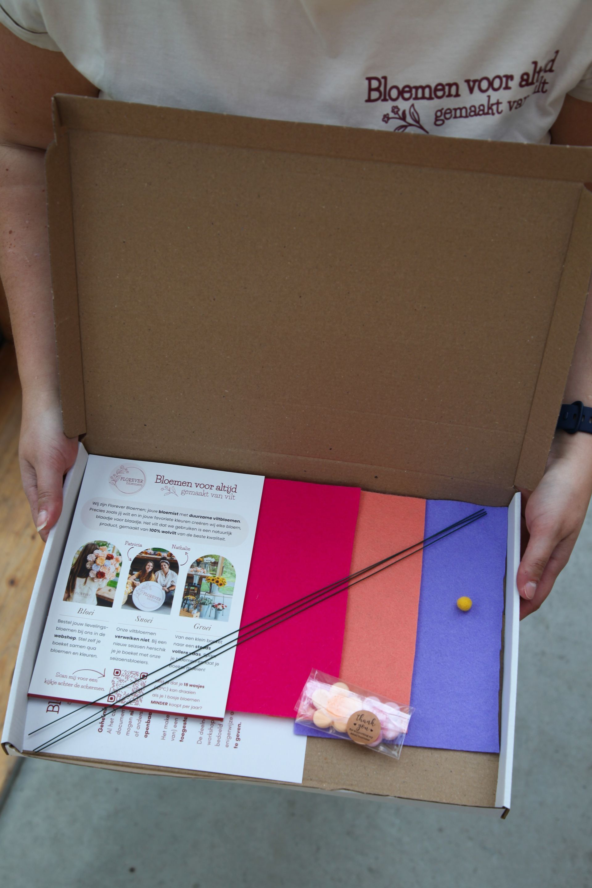 iemand houdt een do it yourself box zomer vast