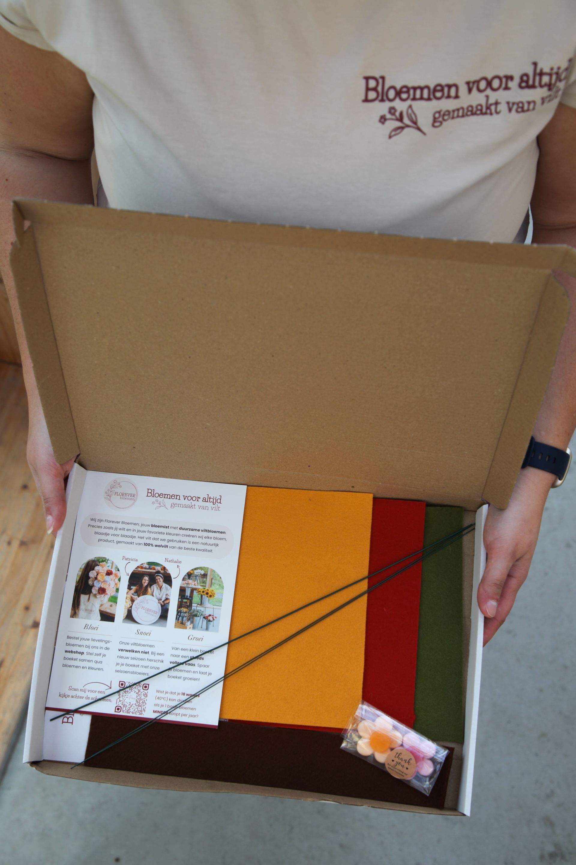 iemand houdt een do it yourself box herfst vast