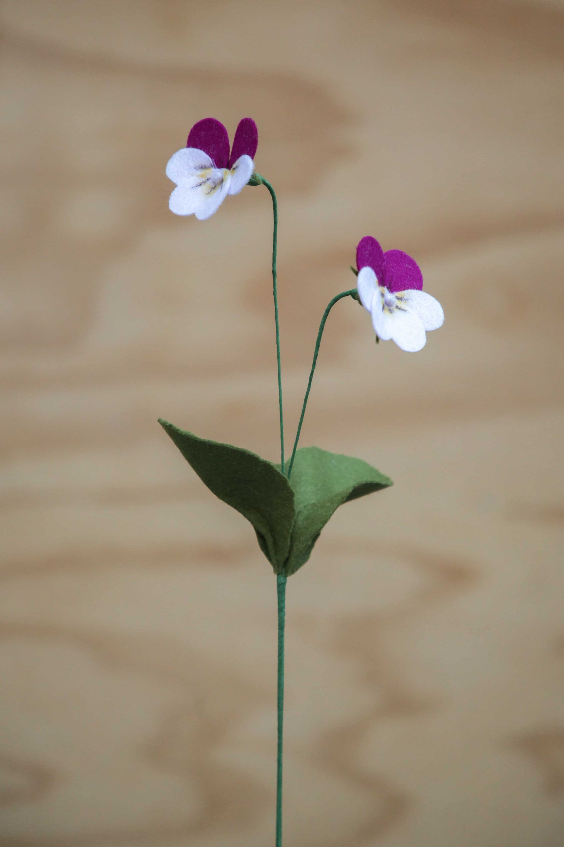 geboortebloem februari; viooltje, handgemaakt van vilt