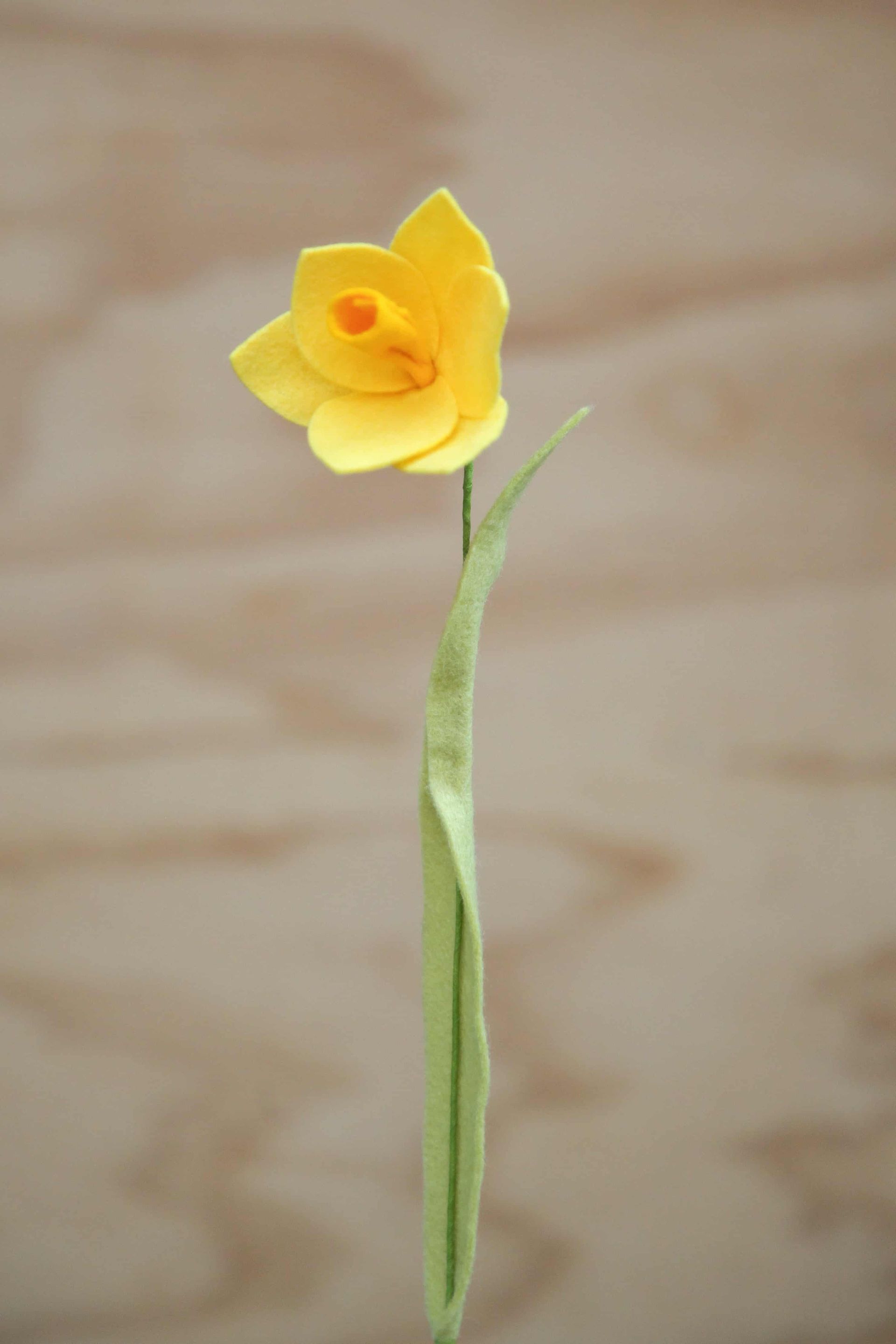 geboortebloem maart; narcis, handgemaakt van vilt
