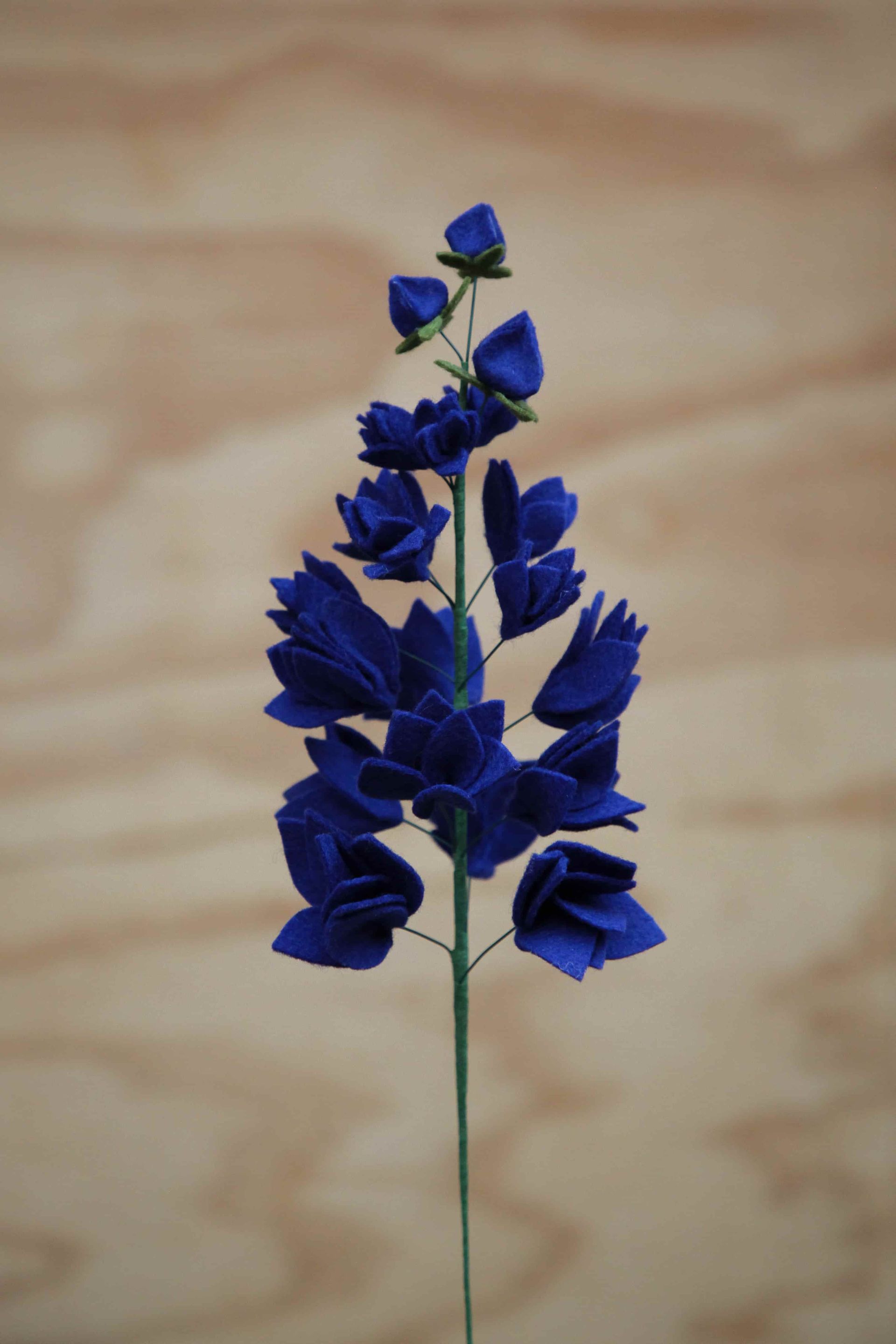geboortebloem juli; ridderspoor, handgemaakt van vilt
