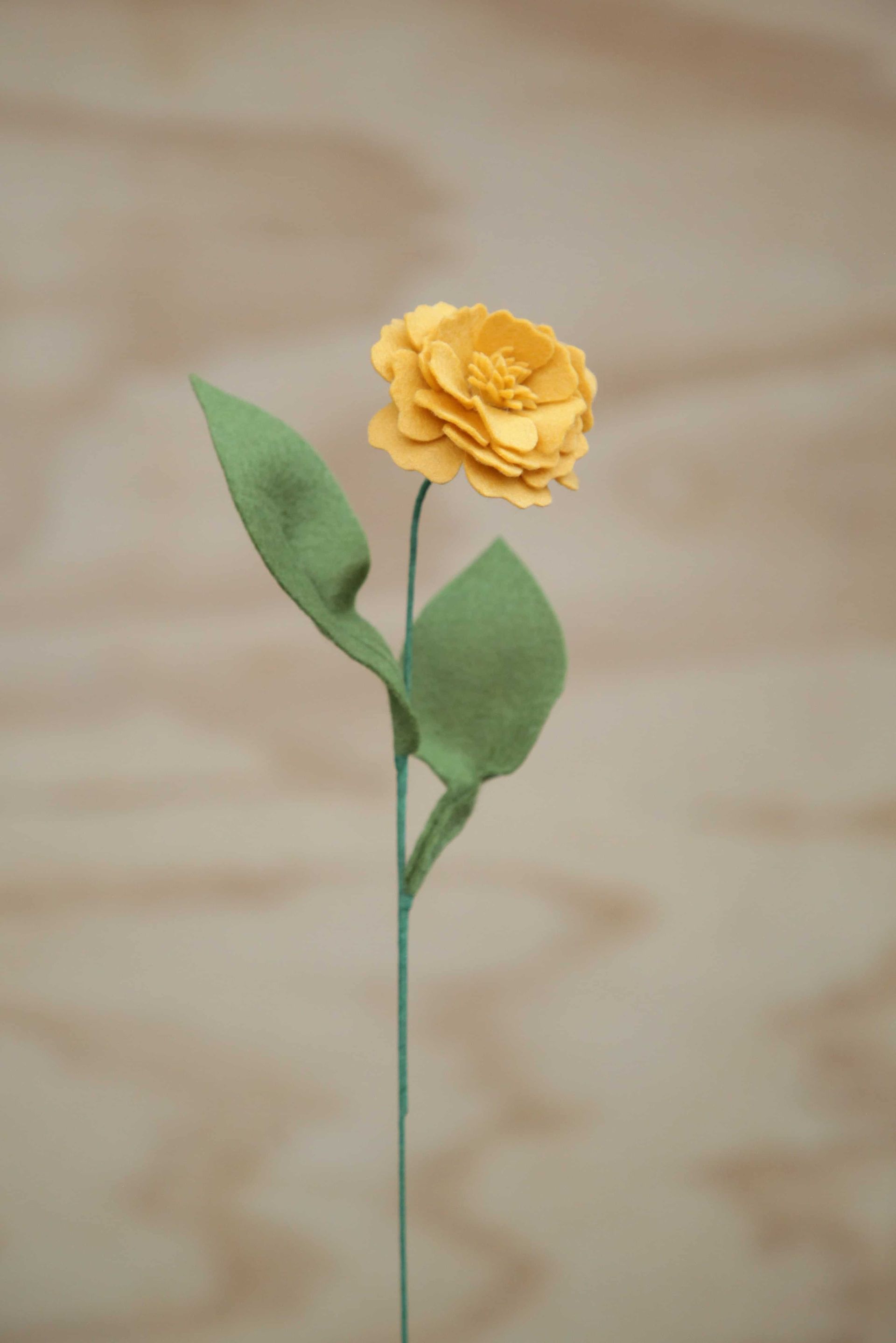 geboortebloem oktober; goudsbloem, handgemaakt van vilt