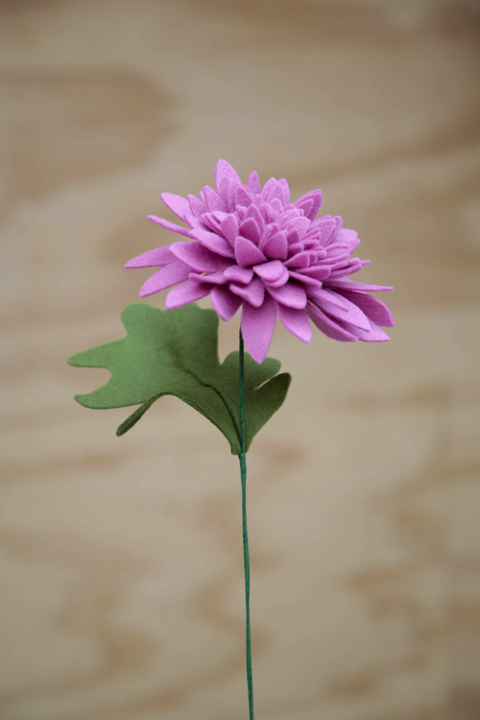 geboortebloem november; chrysant, handgemaakt van vilt