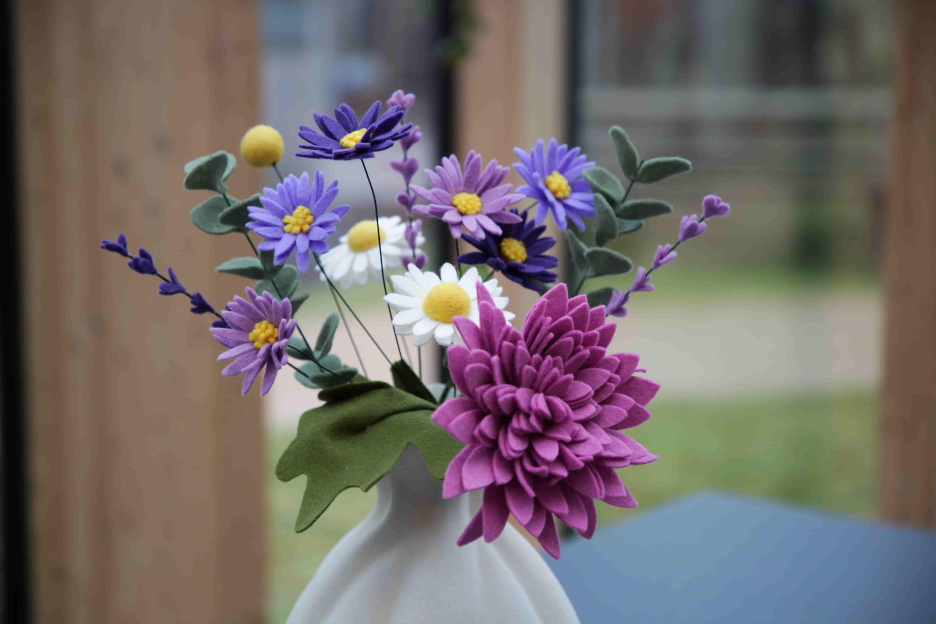 een lente boeket van vilt met paars en geel
