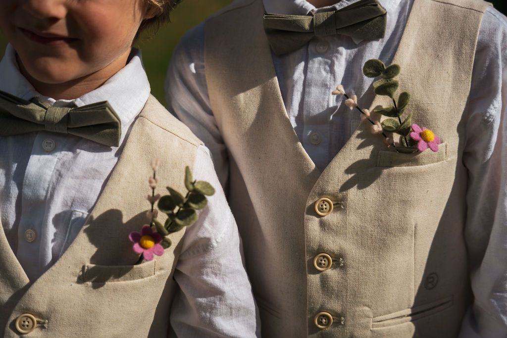 bruidsjongens met corsage van viltbloemen in het zakje