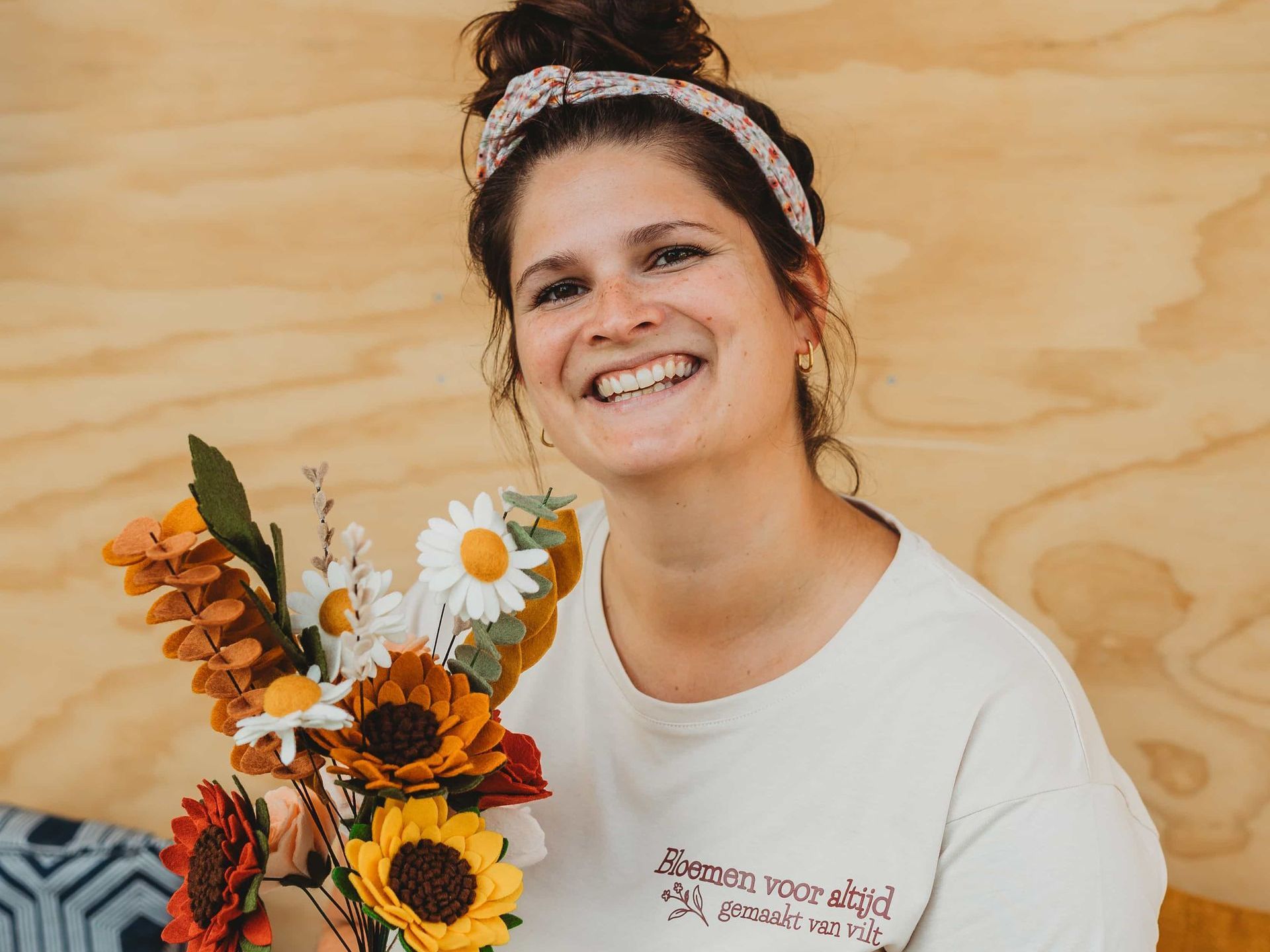 Nathalie op de foto met een herfstboeketje vilten bloemen