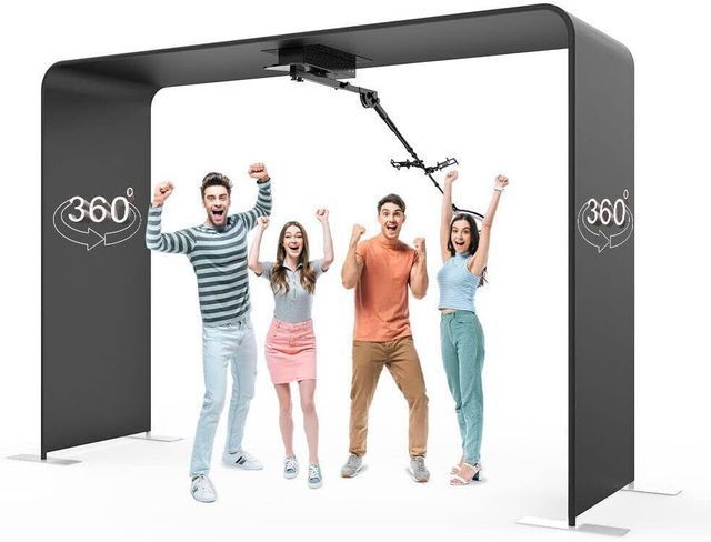 Tradeshow attendees capture a fun group photo from above with an Overhead 360 Photo Booth.
