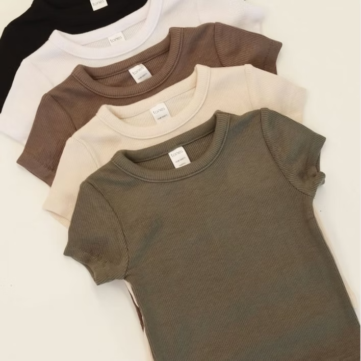 Four ribbed t-shirts stacked diagonally, in black, white, brown, beige, and olive green.