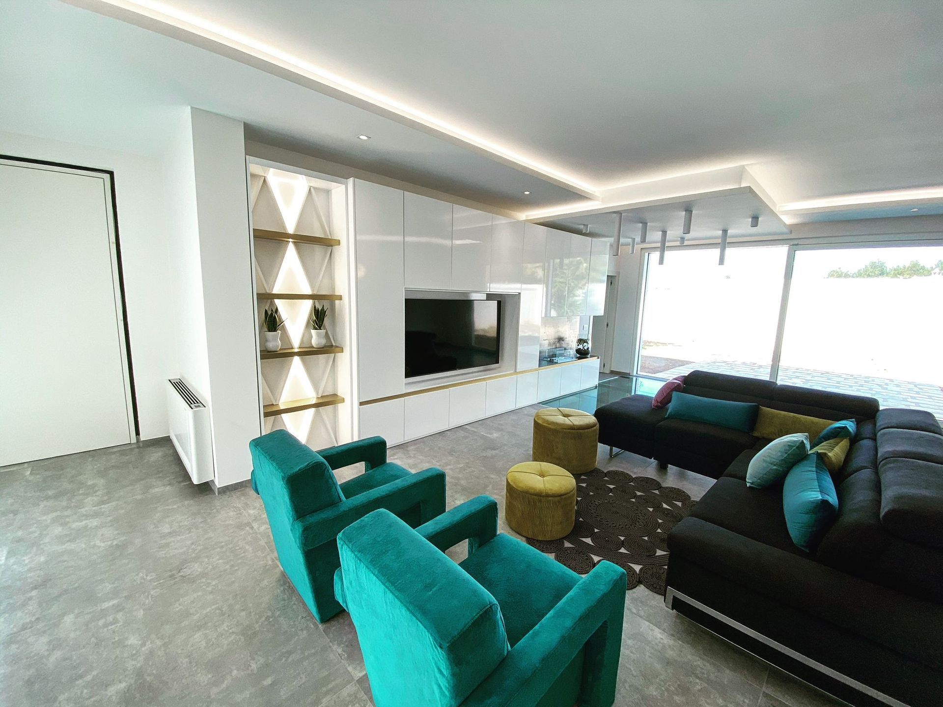 un divano viola è seduto in un soggiorno accanto a una scala