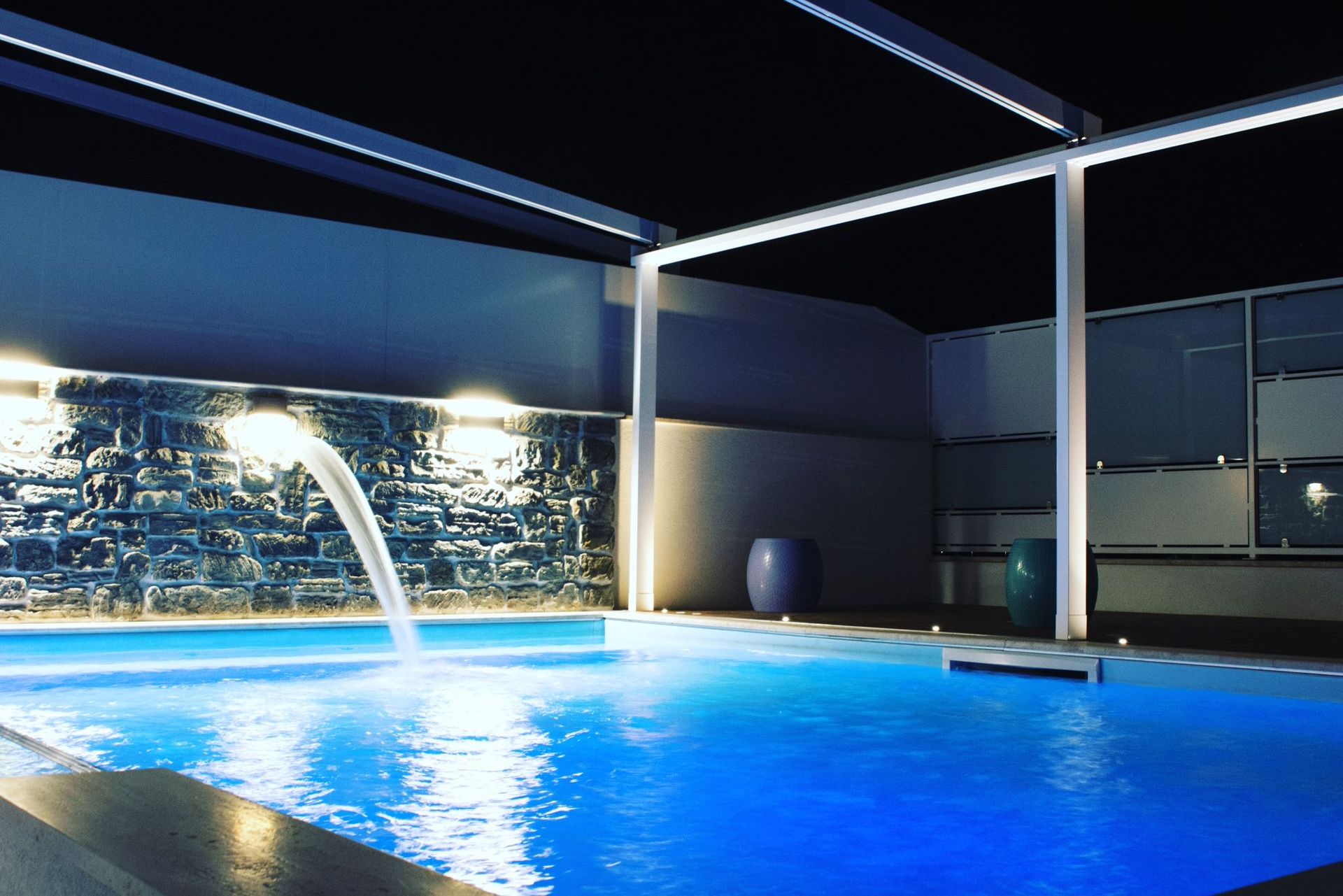 un divano viola è seduto in un soggiorno accanto a una scala