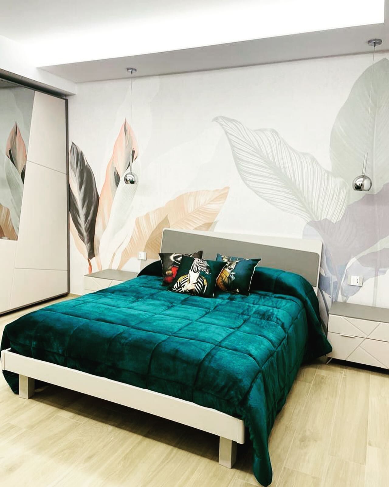 una camera da letto con un letto bianco e due comodini neri