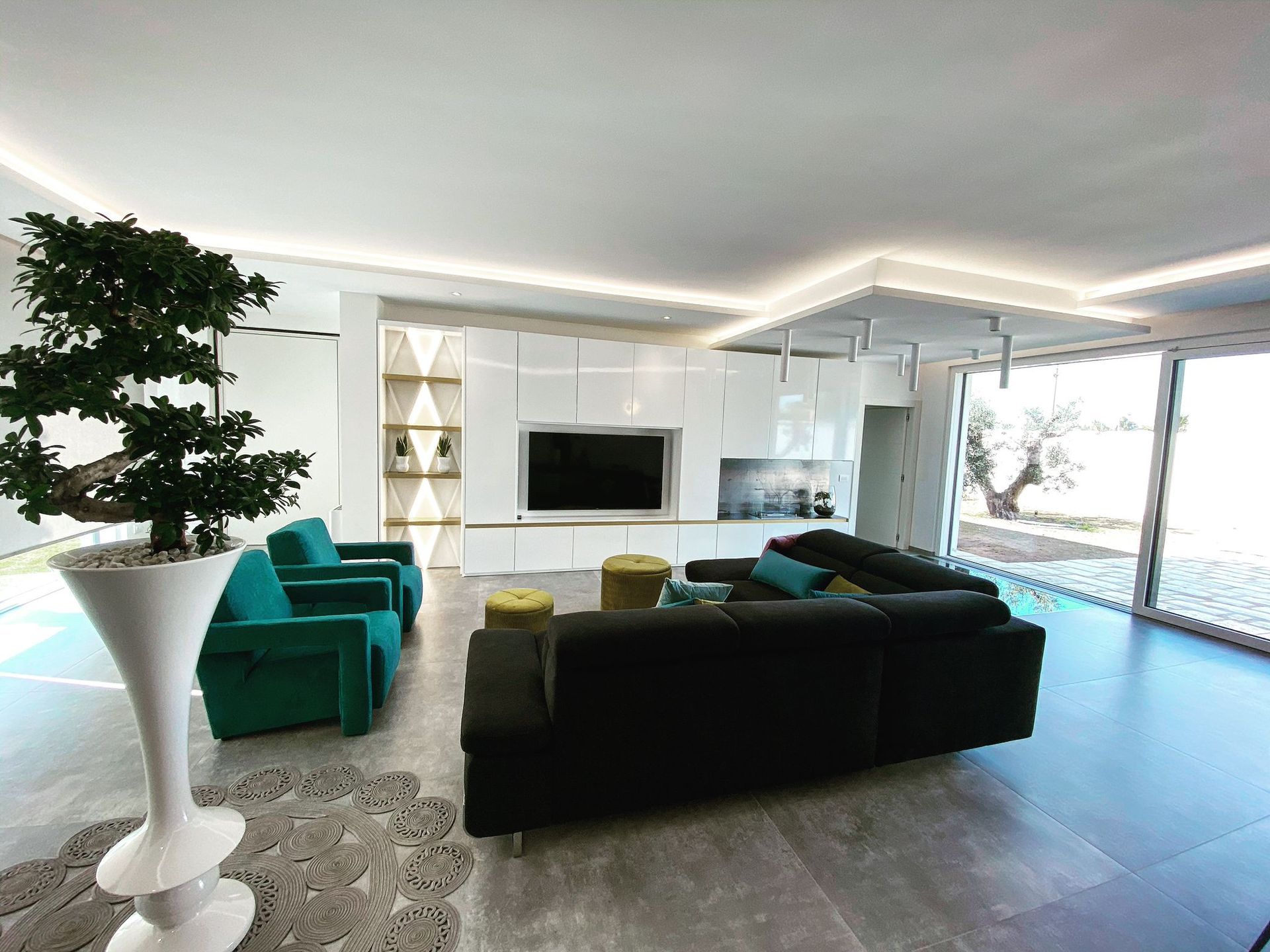 un soggiorno con un divano grigio e un tavolo da pranzo