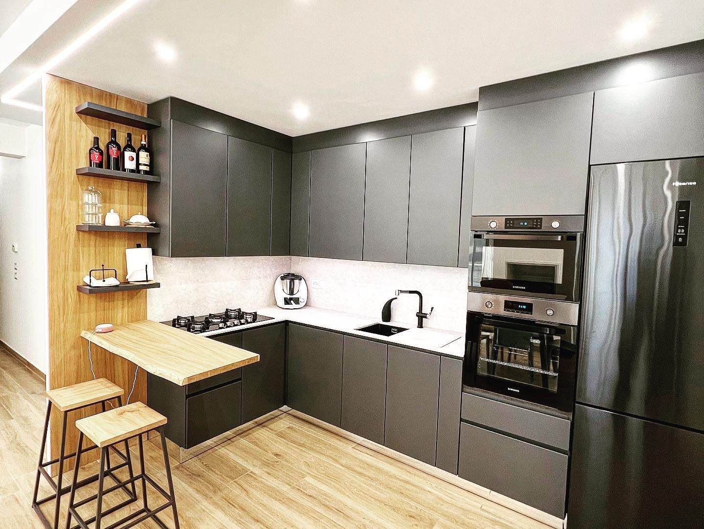 una cucina con un tavolo e sedie e un libro sul tavolo