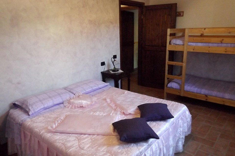 Camera quadrupla con letto matrimoniale e letto a castello