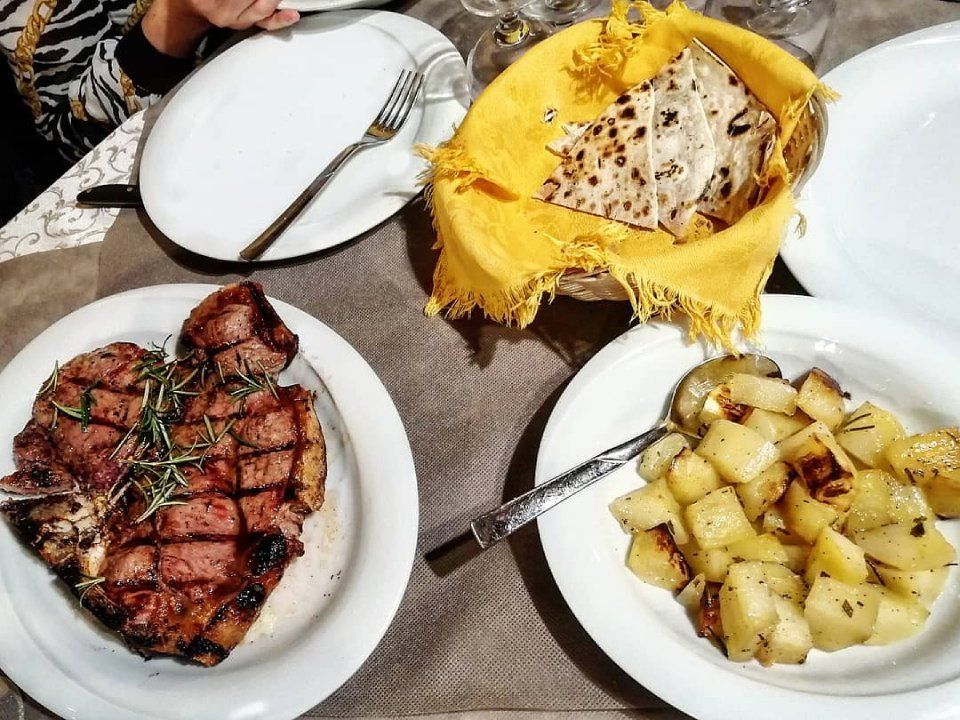 Carne alla brace con patate al forno