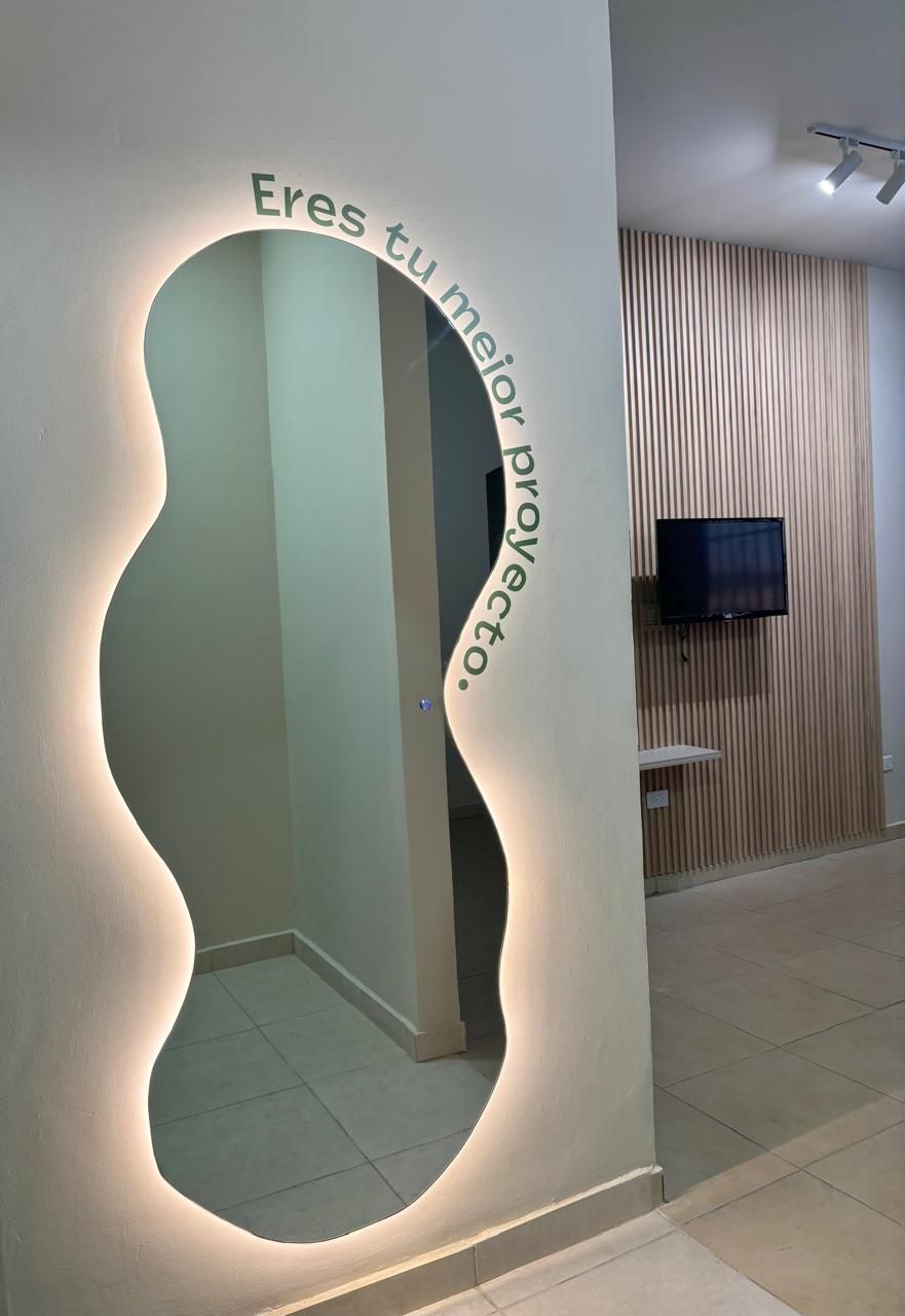 Un espejo de cuerpo entero con las palabras Eres tu mejor proyecto en él.