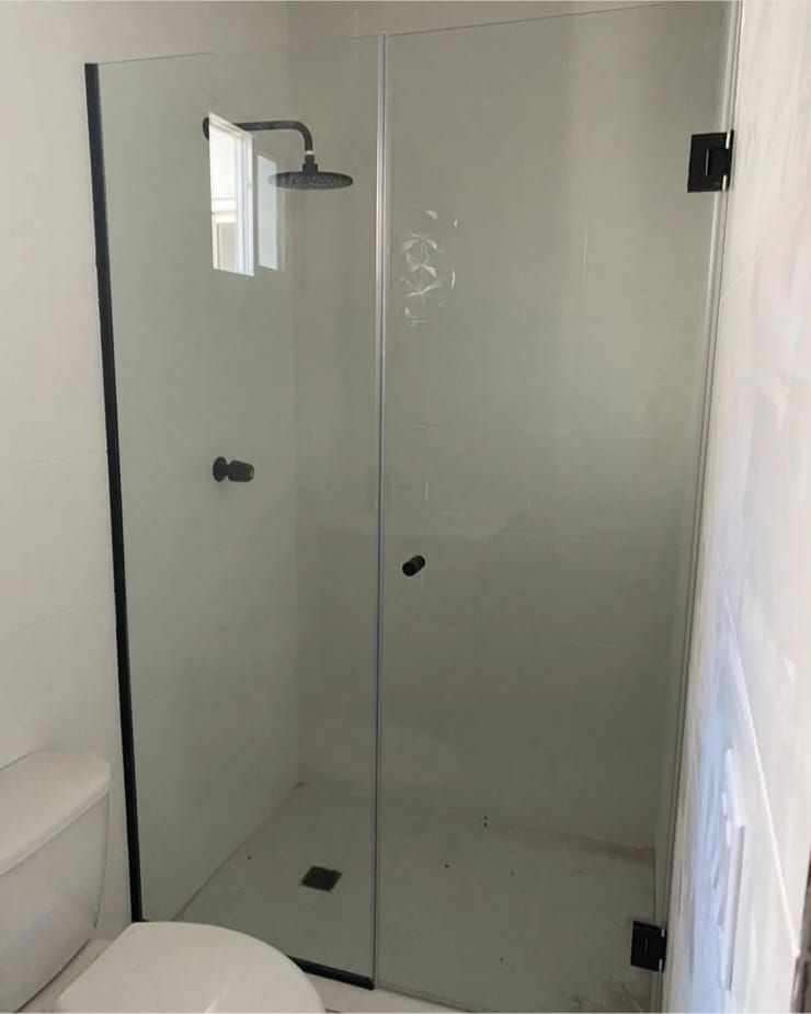 Un baño con inodoro y ducha.
