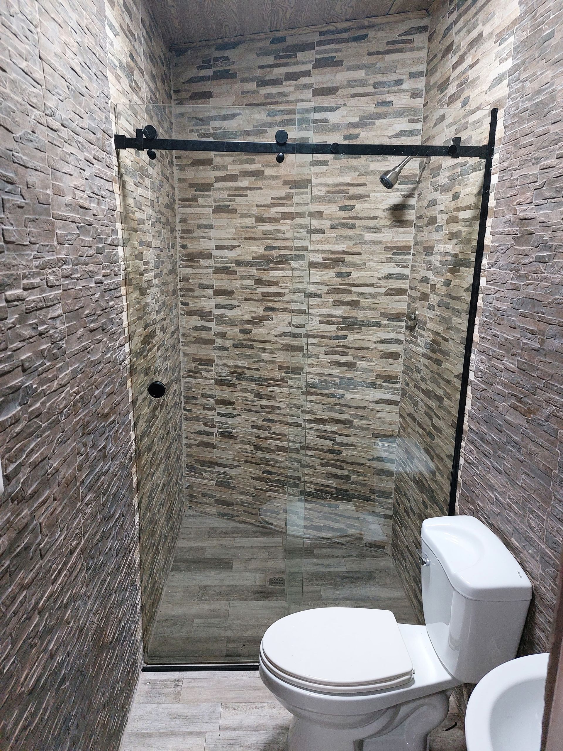 Un baño con inodoro, lavabo y ducha.