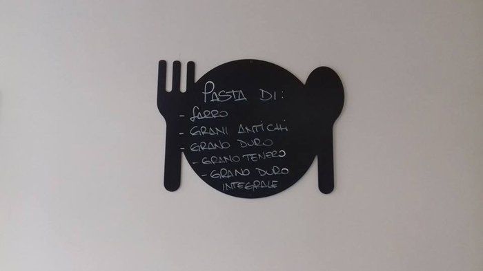 tipi di pasta scritti su cartoncino nero