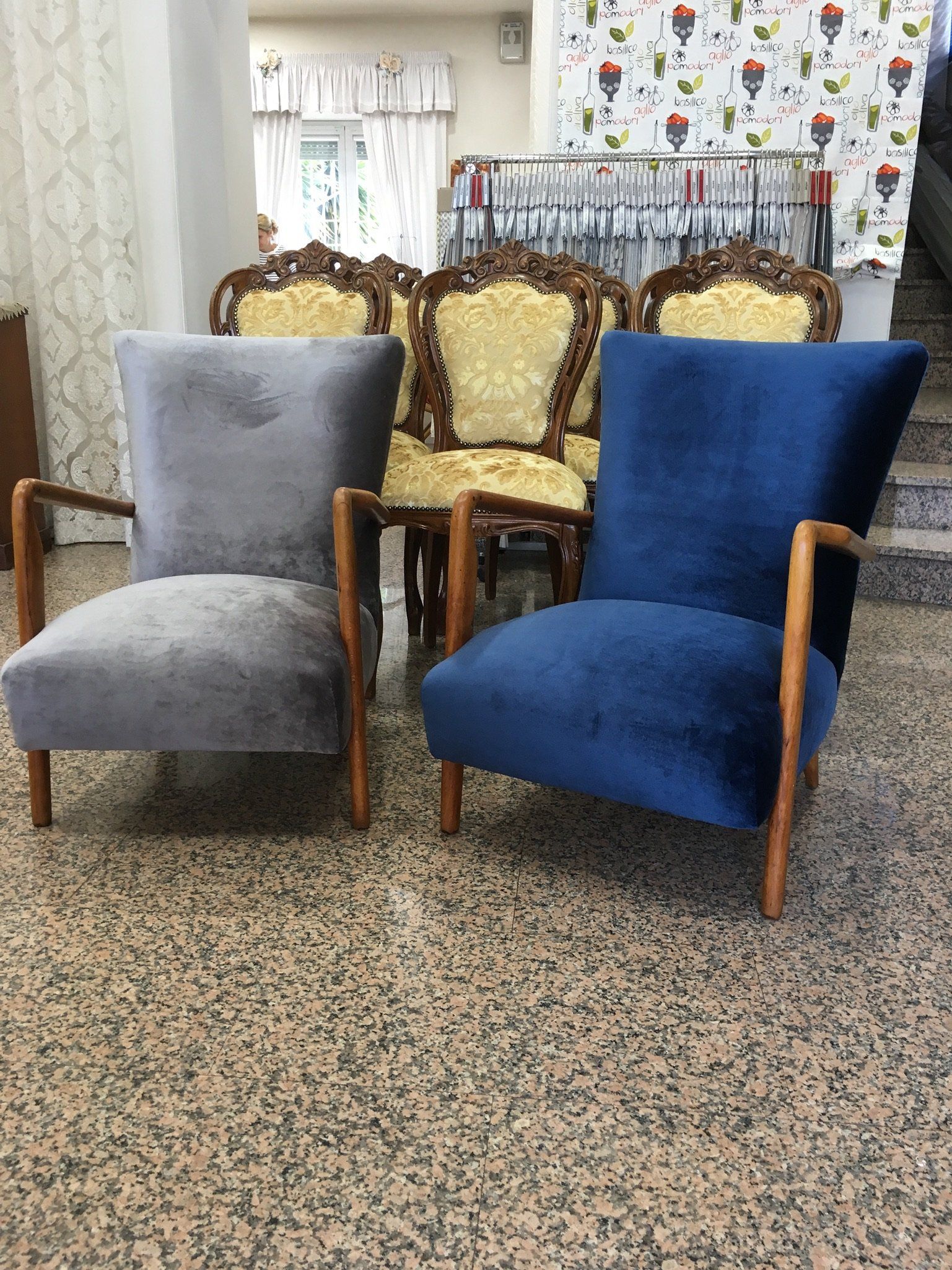 Poltrone con rivestimenti colorati