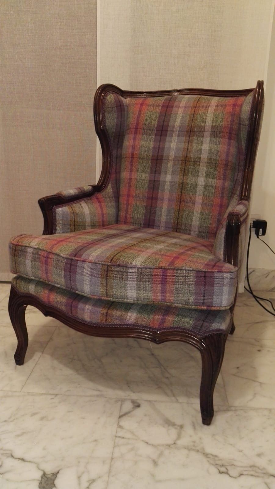 Poltrona con fodera a scacchi