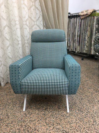 Tappezzeria a scacchi blu per poltrone