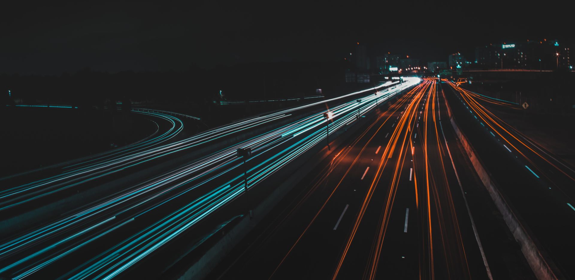Ein Langzeitbelichtungsfoto einer Autobahn bei Nacht.